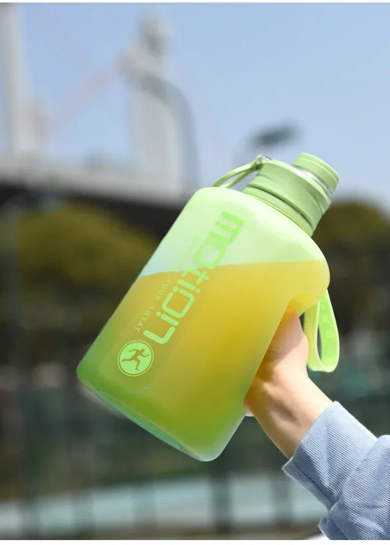 1 peça 2L Canudo Esportivo Grande Capacidade Fitness Com Canudo Plástico Portátil Garrafa de Água Ao Ar Livre Com Escala Chaleira Gradiente