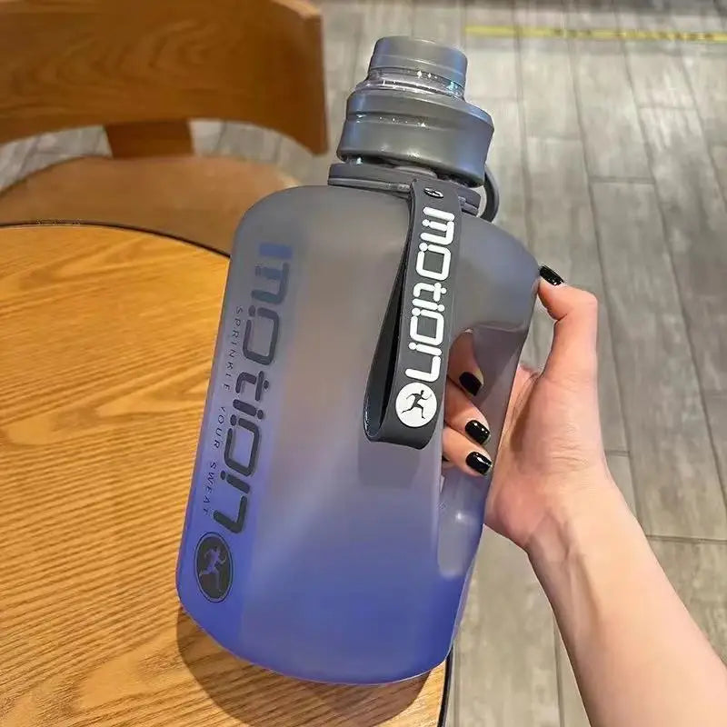 Garrafa de água esportiva de 2,4 litros com canudo, grande capacidade, fitness, com escala, chaleira gradiente, garrafa de água portátil de plástico para atividades ao ar livre