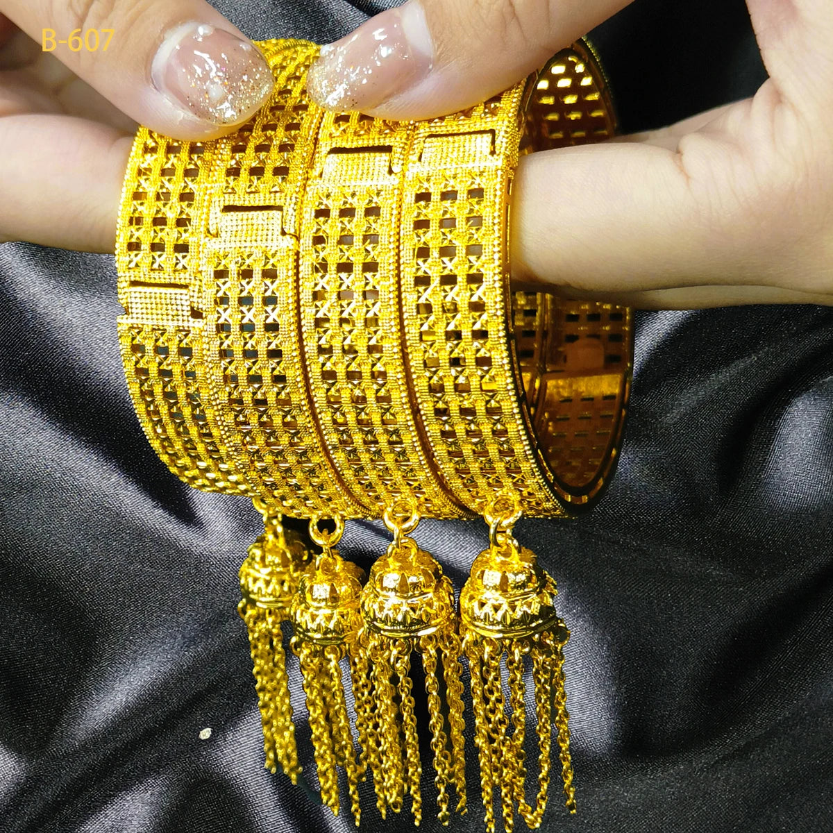 XUHUANG Novo Design Dubai Pulseiras Douradas com Pingente de Borla para Mulheres Indianas do Oriente Médio Nigeriano Joias de Luxo para Casamento