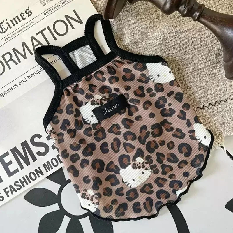 Novas roupas para animais de estimação, primavera/verão 2025, suspensórios corta-vento Spice Girls, estampa de leopardo, seda gelada e tecidos frescos, gatos e cães usam