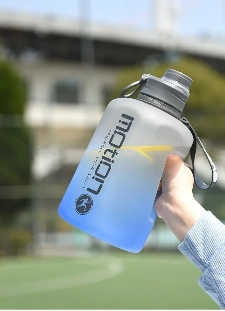 1 peça 2L Canudo Esportivo Grande Capacidade Fitness Com Canudo Plástico Portátil Garrafa de Água Ao Ar Livre Com Escala Chaleira Gradiente
