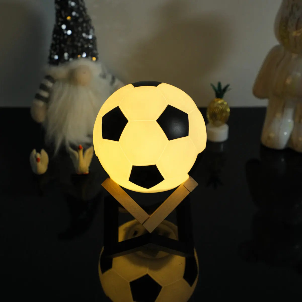 1 peça 14cm/5,5 pol. Luz noturna 3D de futebol, decoração de mesa para quarto, lâmpada de futebol alimentada por bateria, presente perfeito para decoração de adolescentes