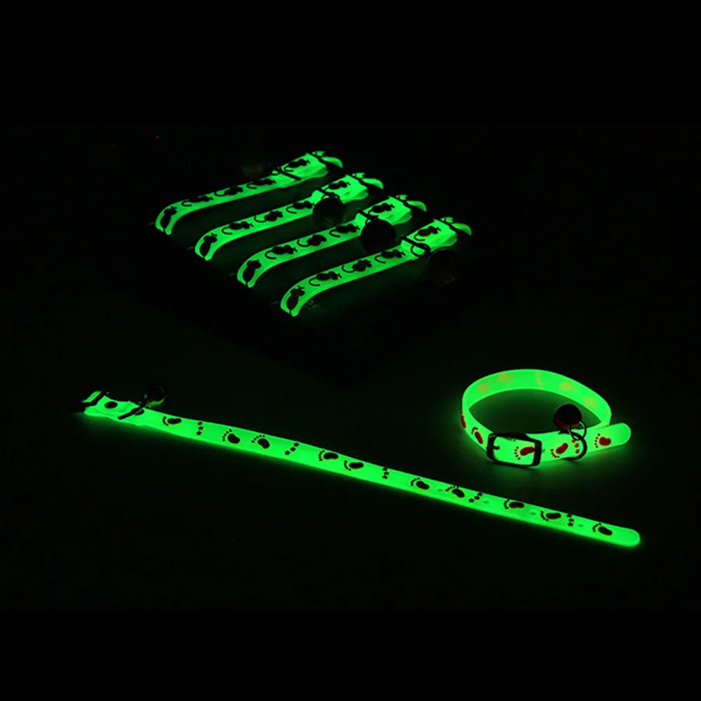 Coleiras brilhantes para animais de estimação com sino que brilham à noite, colar para cães e gatos, acessórios luminosos para gatinhos e filhotes