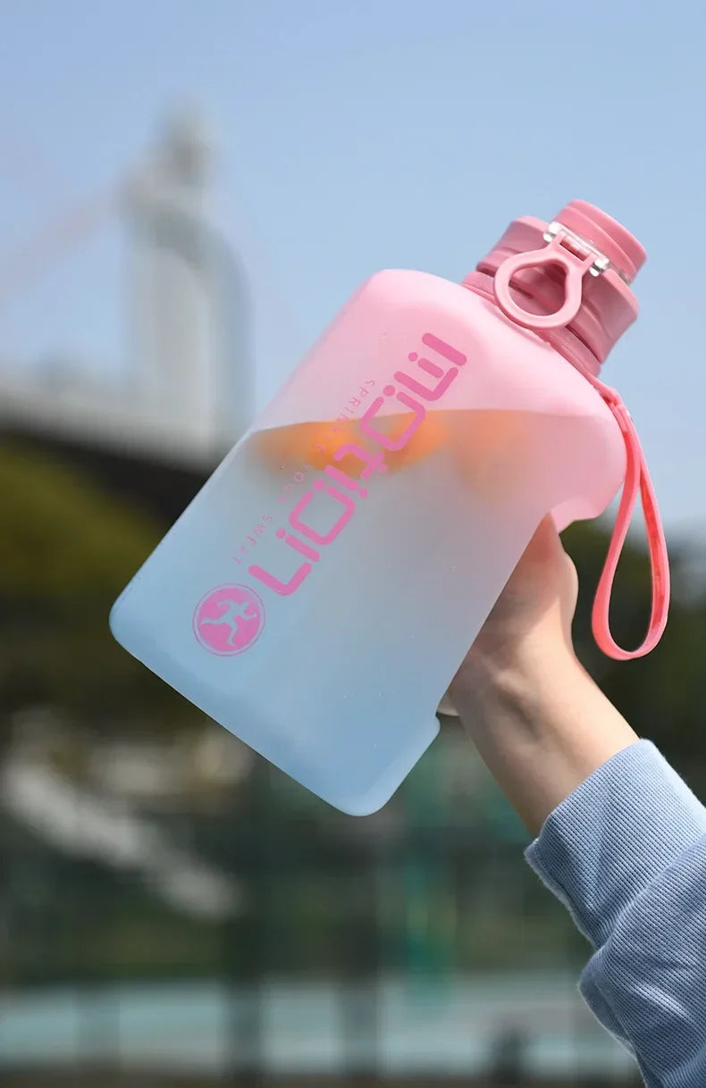 1 peça 2L Canudo Esportivo Grande Capacidade Fitness Com Canudo Plástico Portátil Garrafa de Água Ao Ar Livre Com Escala Chaleira Gradiente