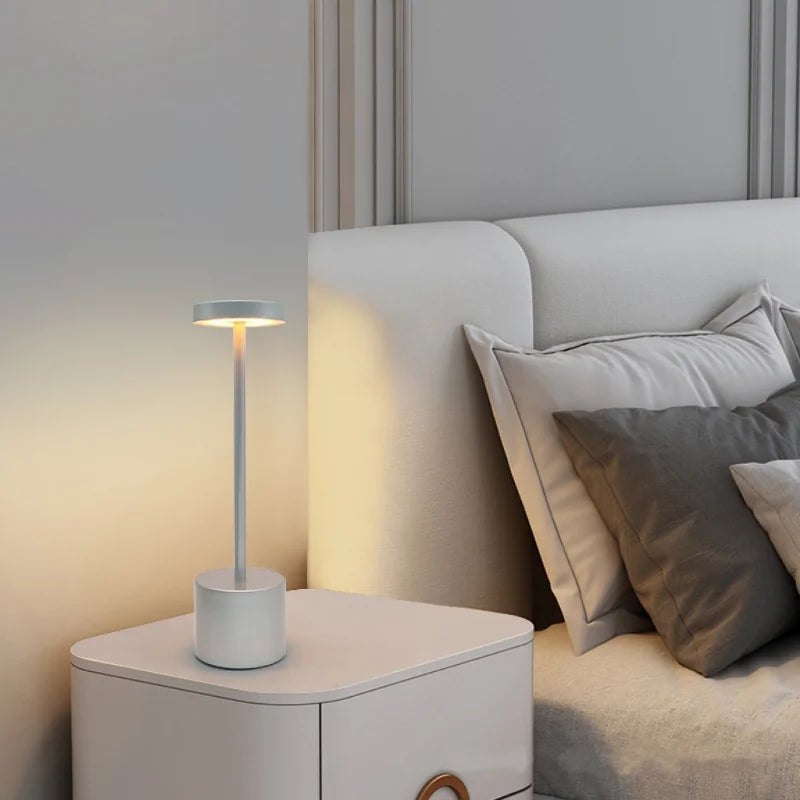 Luminária de mesa LED recarregável, de metal, com toque, para escrita, para cabeceira, criativa, ambiente, para decoração de bar e áreas externas, iluminação noturna 2024