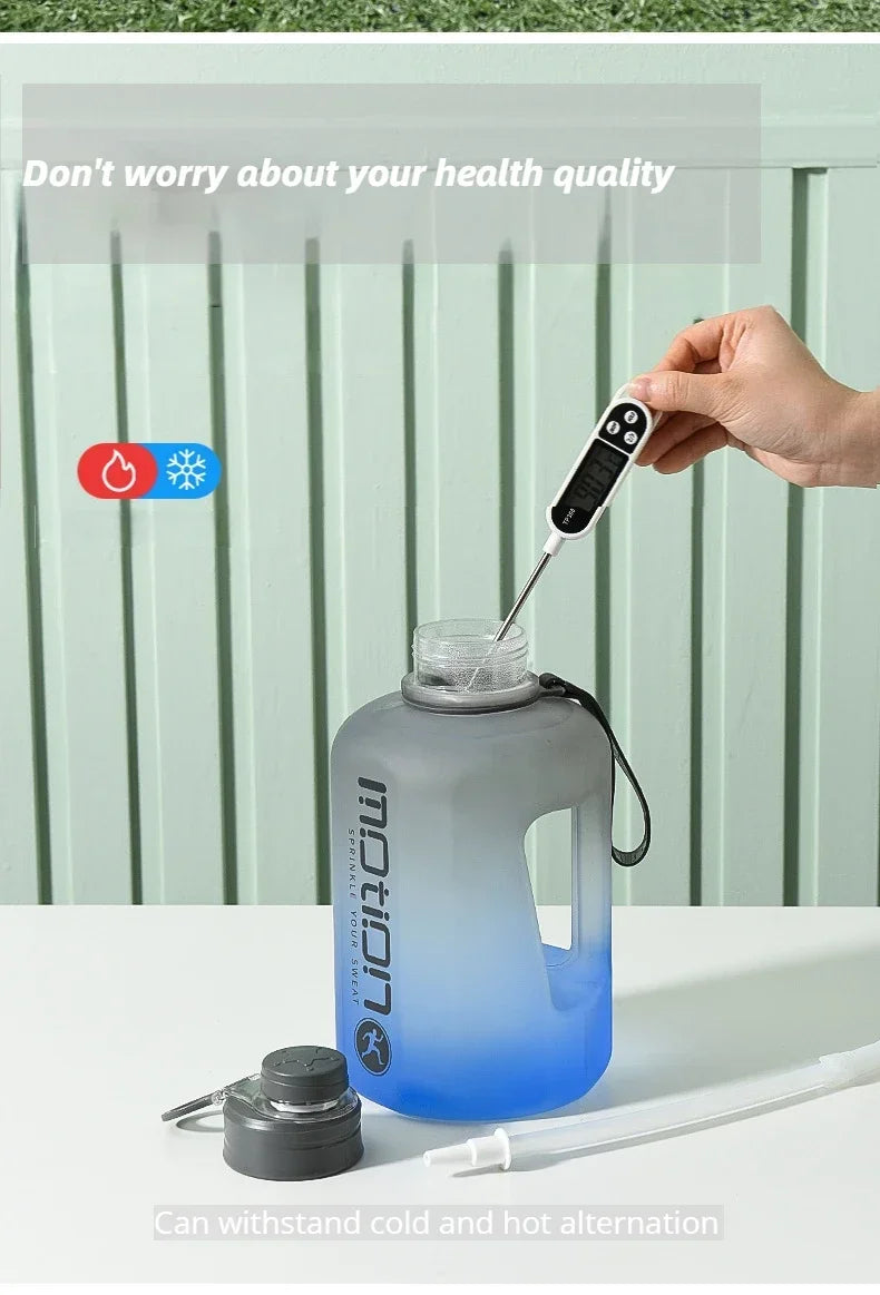1 peça 2L Canudo Esportivo Grande Capacidade Fitness Com Canudo Plástico Portátil Garrafa de Água Ao Ar Livre Com Escala Chaleira Gradiente