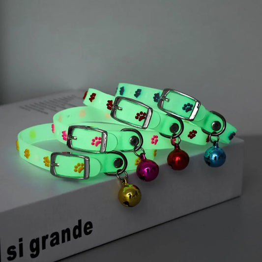 Coleiras brilhantes para animais de estimação com sino que brilham à noite, colar para cães e gatos, acessórios luminosos para gatinhos e filhotes