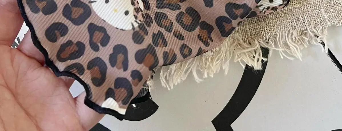 Novas roupas para animais de estimação, primavera/verão 2025, suspensórios corta-vento Spice Girls, estampa de leopardo, seda gelada e tecidos frescos, gatos e cães usam