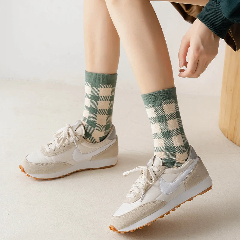 6 pares de meias femininas de outono e inverno com estampa de desenho animado, flor fofa, xadrez, listradas, estilo universitário, grossas e quentes, com laço