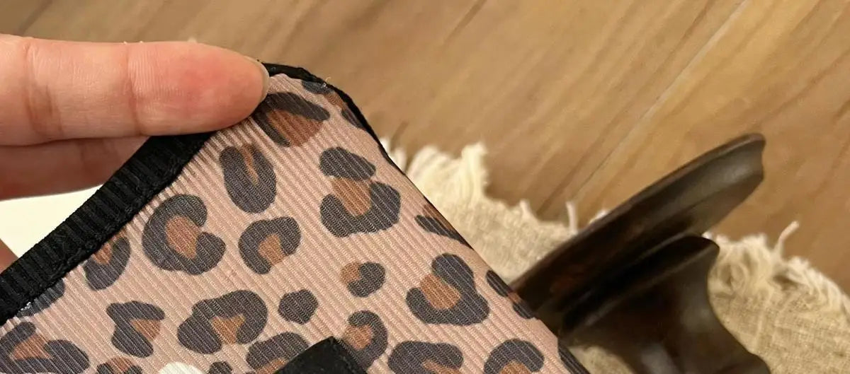 Novas roupas para animais de estimação, primavera/verão 2025, suspensórios corta-vento Spice Girls, estampa de leopardo, seda gelada e tecidos frescos, gatos e cães usam