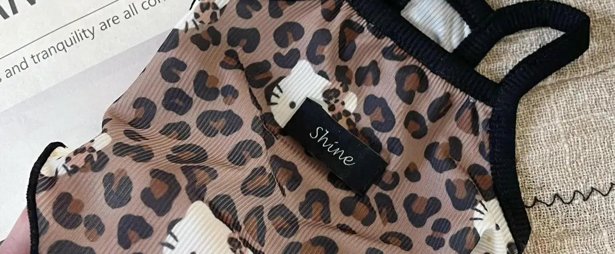 Novas roupas para animais de estimação, primavera/verão 2025, suspensórios corta-vento Spice Girls, estampa de leopardo, seda gelada e tecidos frescos, gatos e cães usam