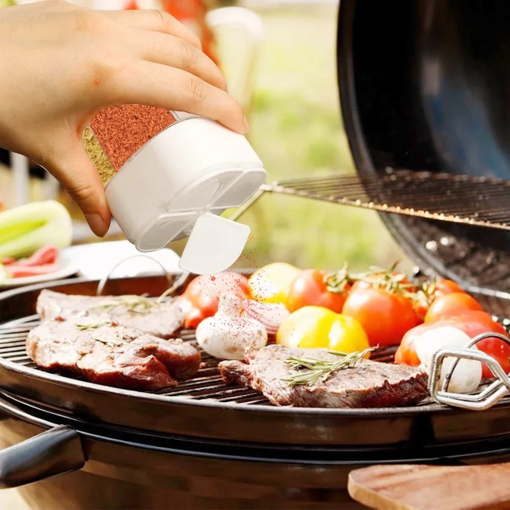Pote de tempero para acampamento 4 em 1 com tampa, dispensador transparente de especiarias, saleiro e pimenteiro para cozinhar ao ar livre com 4 compartimentos