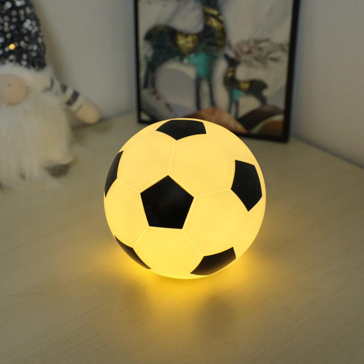 1 peça 14cm/5,5 pol. Luz noturna 3D de futebol, decoração de mesa para quarto, lâmpada de futebol alimentada por bateria, presente perfeito para decoração de adolescentes