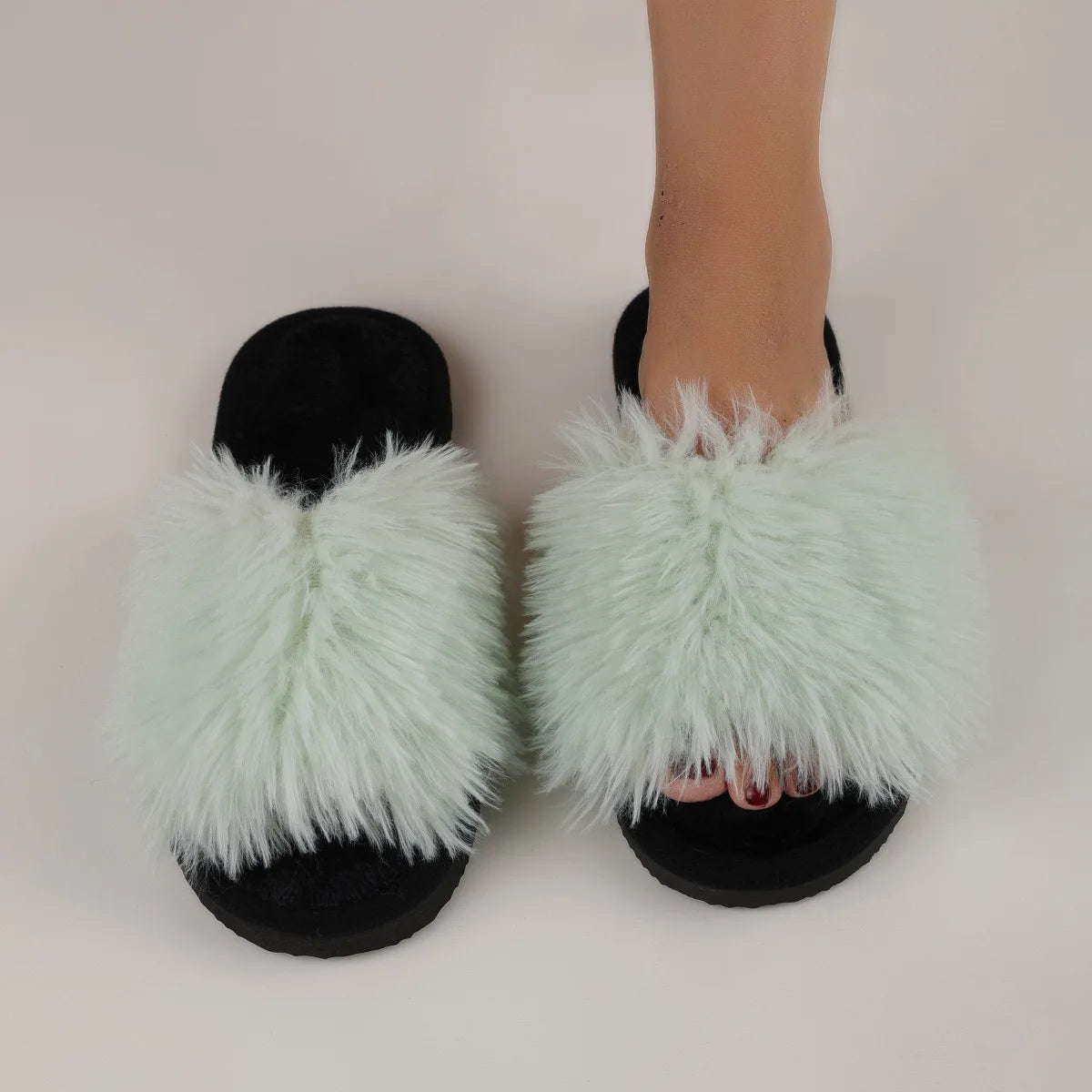 Chinelos femininos para interior 2025 Outono e Inverno Novos chinelos de pelúcia para casa, antiderrapantes, duráveis, da moda, quentes