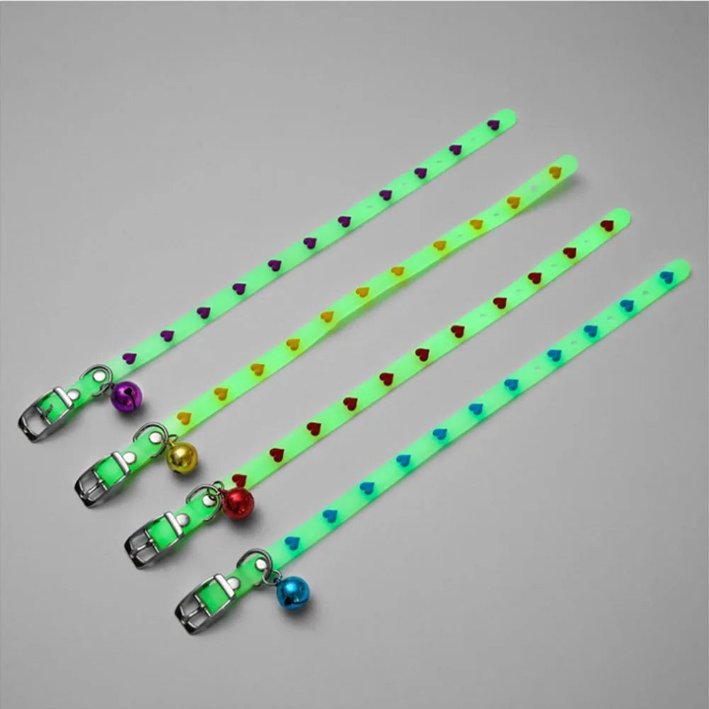 Coleiras brilhantes para animais de estimação com sino que brilham à noite, colar para cães e gatos, acessórios luminosos para gatinhos e filhotes