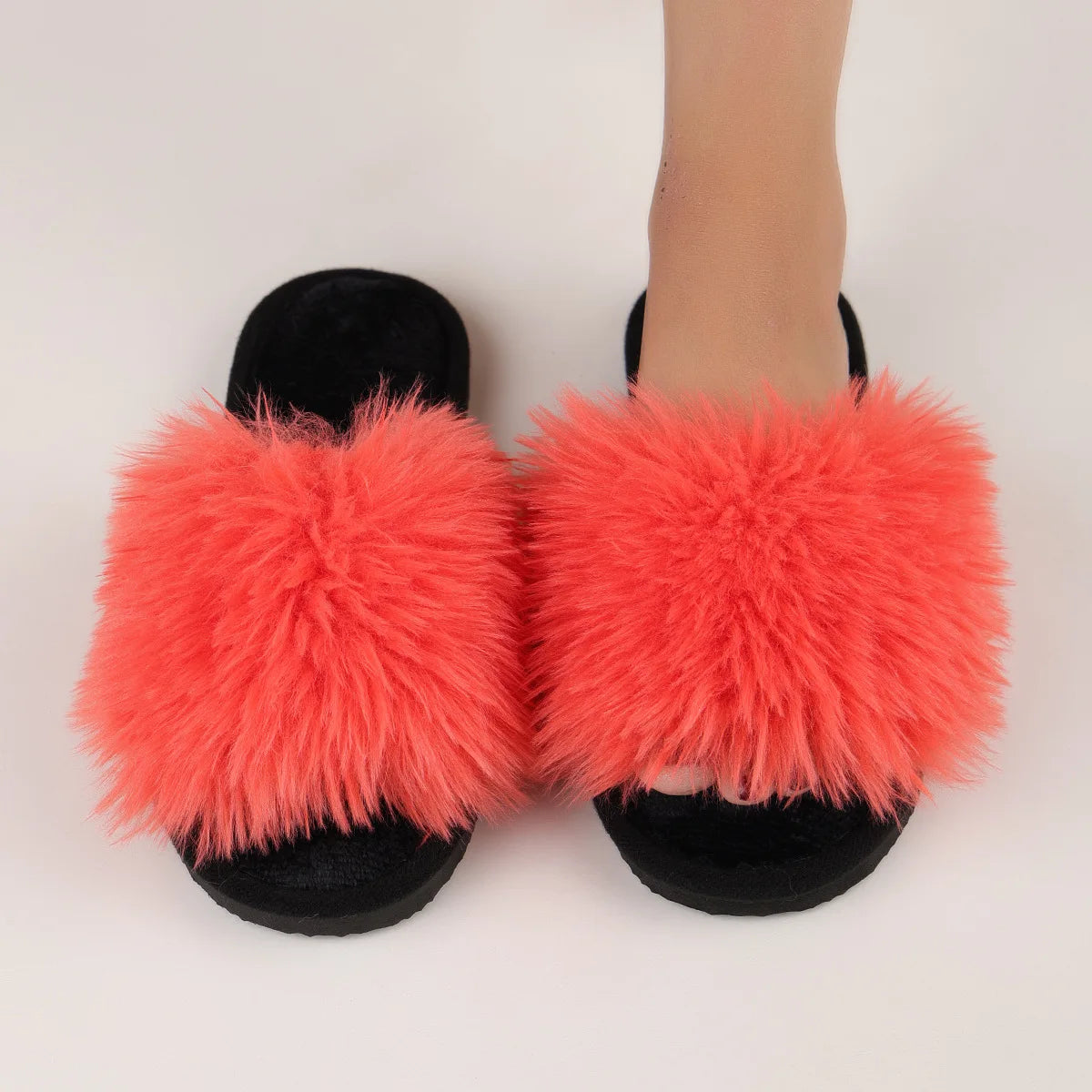 Chinelos femininos para interior 2025 Outono e Inverno Novos chinelos de pelúcia para casa, antiderrapantes, duráveis, da moda, quentes