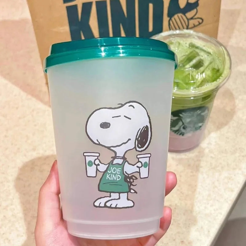Copo de café Snoopy Anime Verão Bebidas geladas com tampa Copos para café gelado Leite Cerveja Copo de plástico portátil Copo de leite infantil Presente