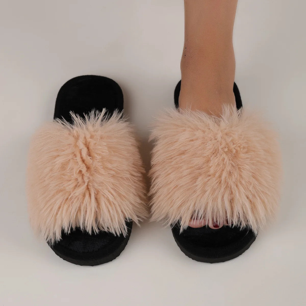 Chinelos femininos para interior 2025 Outono e Inverno Novos chinelos de pelúcia para casa, antiderrapantes, duráveis, da moda, quentes