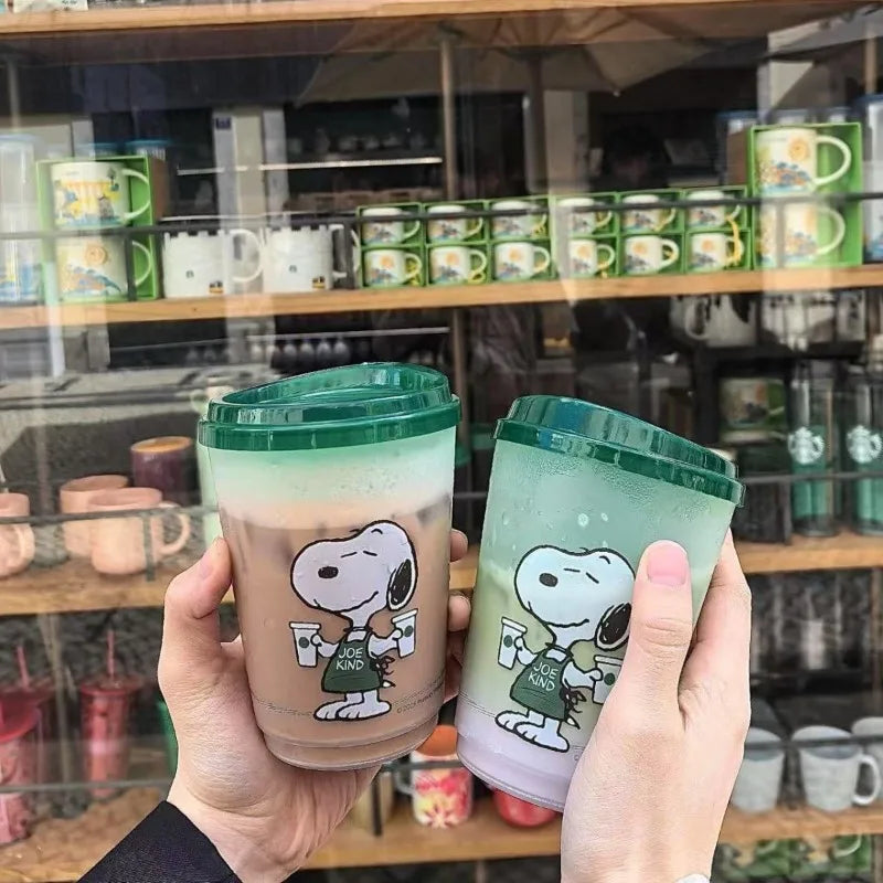 Copo de café Snoopy Anime Verão Bebidas geladas com tampa Copos para café gelado Leite Cerveja Copo de plástico portátil Copo de leite infantil Presente