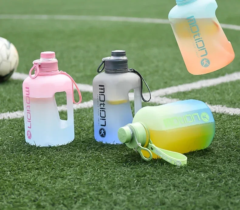 1 peça 2L Canudo Esportivo Grande Capacidade Fitness Com Canudo Plástico Portátil Garrafa de Água Ao Ar Livre Com Escala Chaleira Gradiente