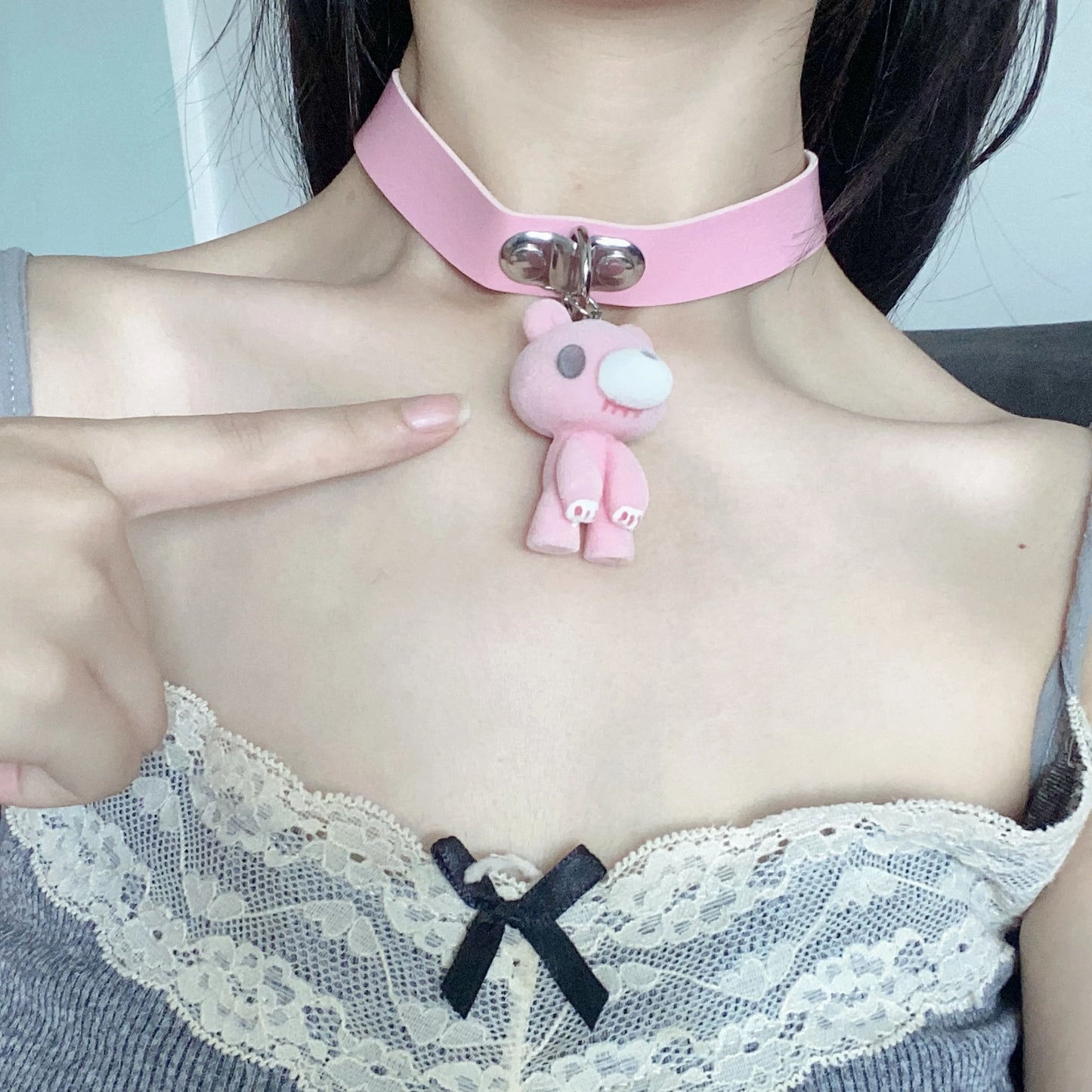 Esta gargantilha rosa apresenta um lindo pingente de Urso Sombrio. A tira de couro macio e o design adorável adicionam um toque doce e ousado.