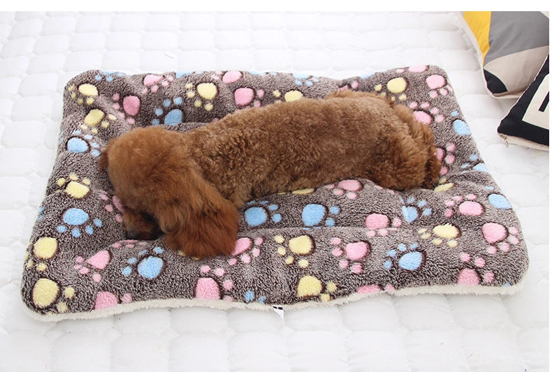 Cama de flanela espessada para cães, tapete macio para dormir para animais de estimação, cobertor quente para animais de estimação no inverno