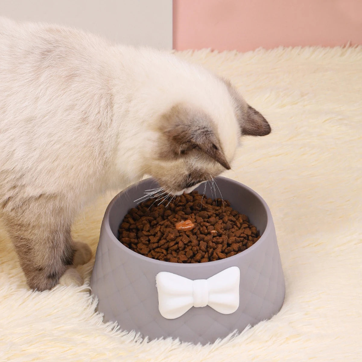A tigela de macaron com nó de borboleta e a tigela é para animais de estimação