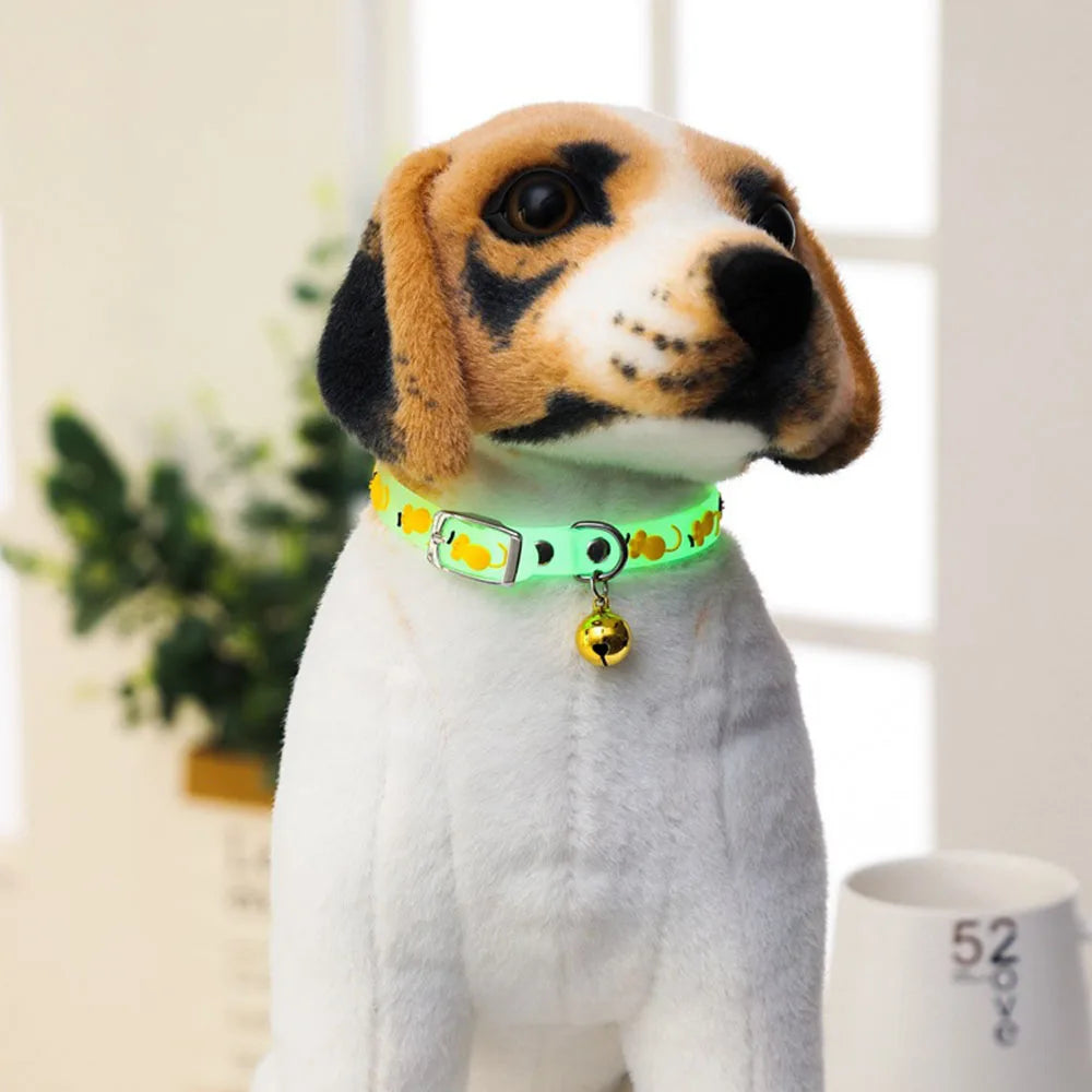 Coleiras brilhantes para animais de estimação com sino que brilham à noite, colar para cães e gatos, acessórios luminosos para gatinhos e filhotes