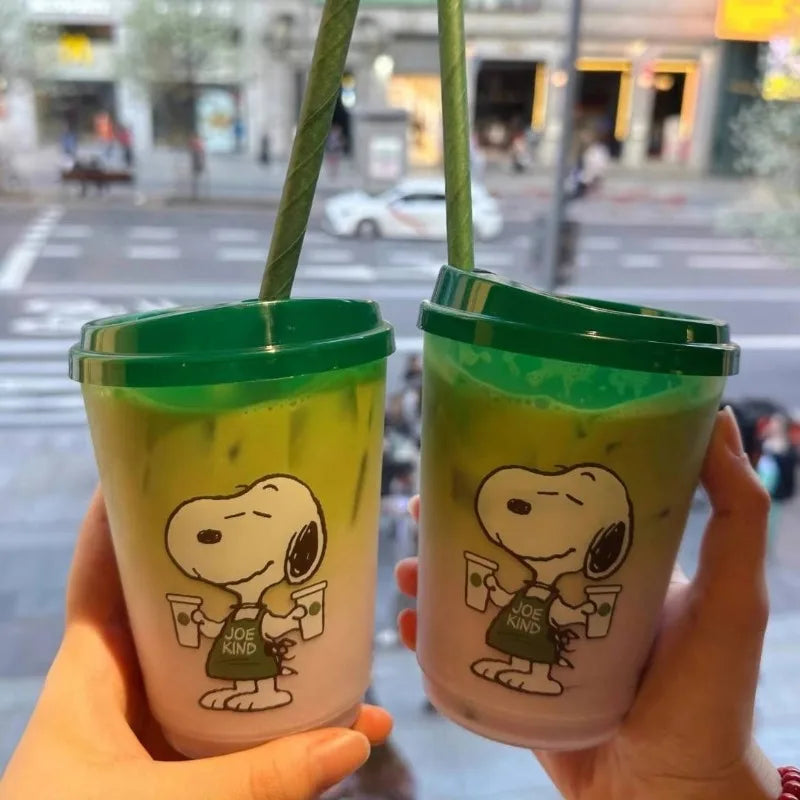 Copo de café Snoopy Anime Verão Bebidas geladas com tampa Copos para café gelado Leite Cerveja Copo de plástico portátil Copo de leite infantil Presente