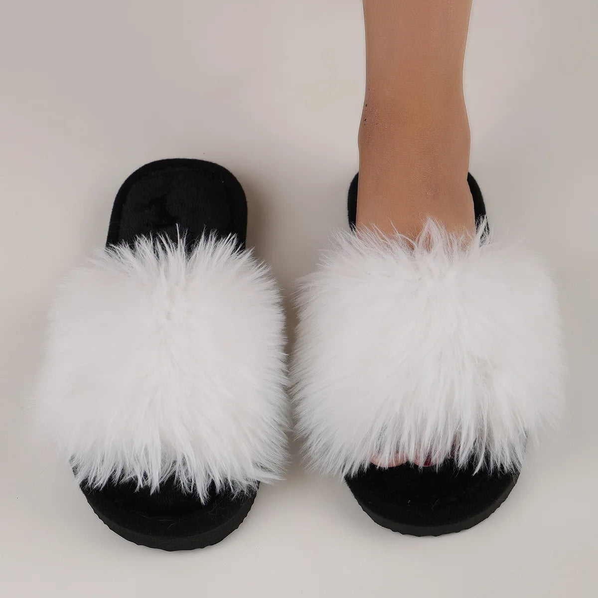 Chinelos femininos para interior 2025 Outono e Inverno Novos chinelos de pelúcia para casa, antiderrapantes, duráveis, da moda, quentes