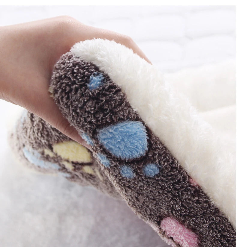 Cama de flanela espessada para cães, tapete macio para dormir para animais de estimação, cobertor quente para animais de estimação no inverno
